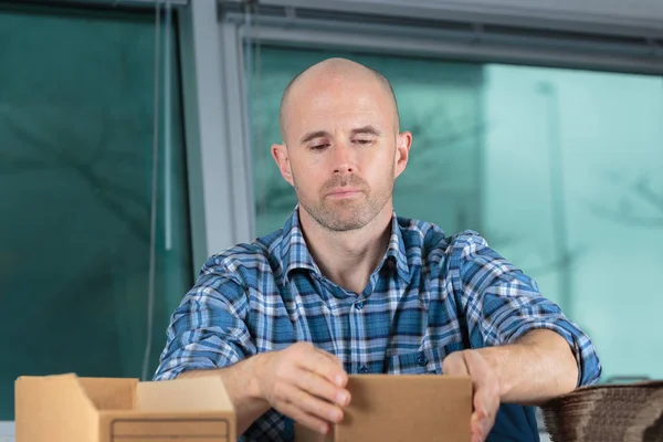 Homme préparant le stock et les boîtes — Photo