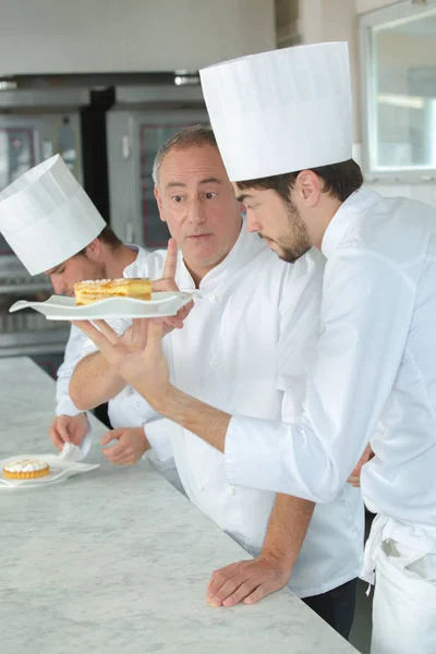 Hef showing cakes technique to students — Stock Photo, Image