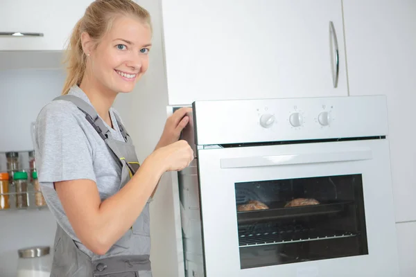 Jeune femme dans la cuisine — Photo