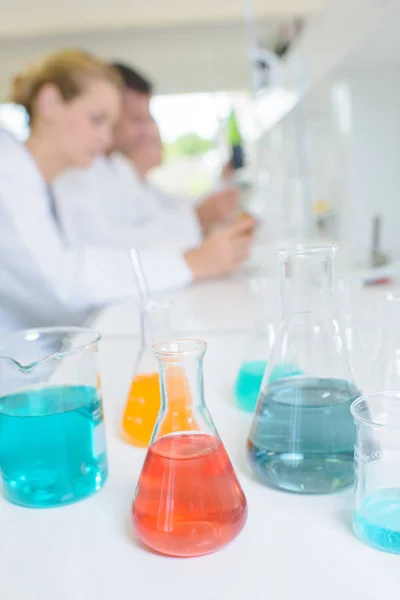 Primer plano de los vasos de precipitados en un laboratorio — Foto de Stock