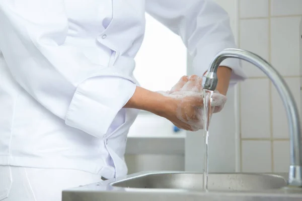 Szef kuchni myje ręce pod bieżącą wodą — Zdjęcie stockowe