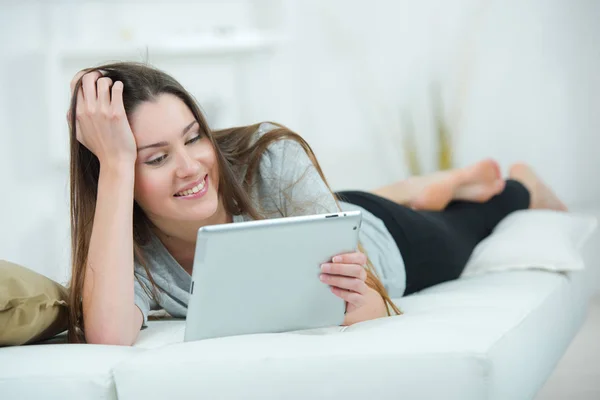 Frau mit Tablet und schön — Stockfoto