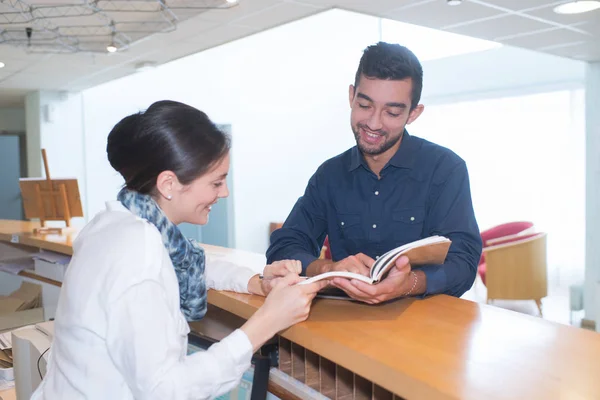 Die Hotellobby und die Arbeit — Stockfoto