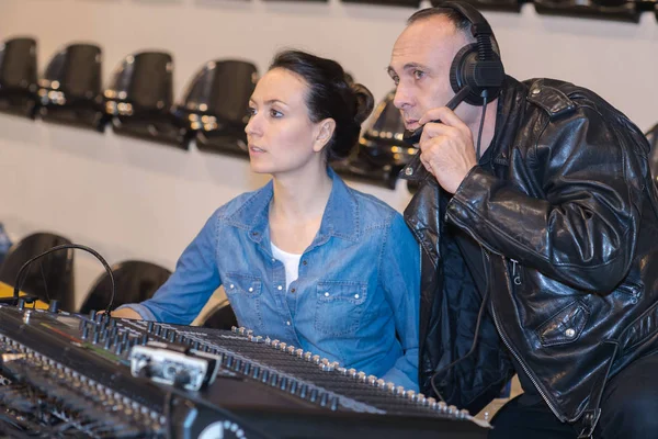 Directeur het geluid controleren — Stockfoto