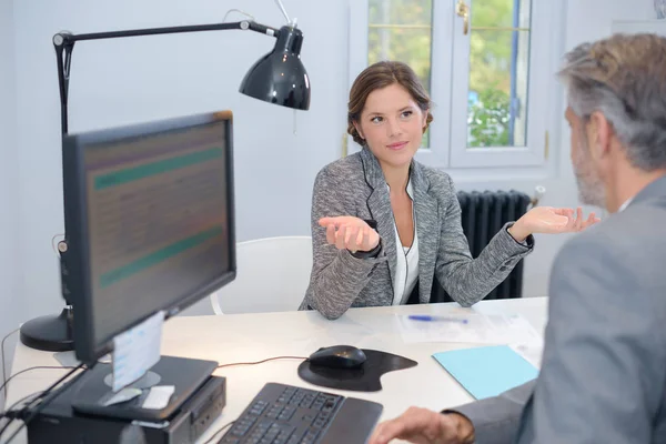 Mujer de negocios haciendo gesto interrogatorio a colega masculino —  Fotos de Stock
