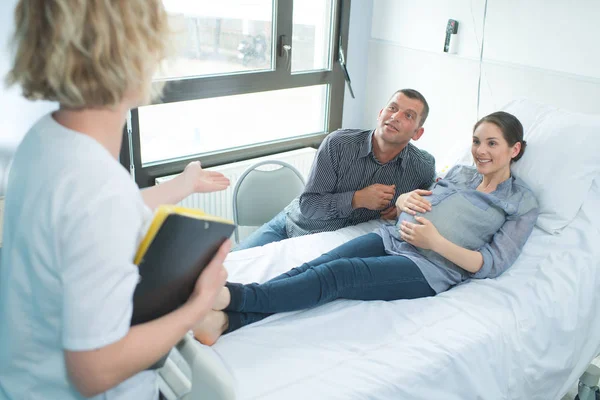 Schwangere und ihr Mann im Kreißsaal — Stockfoto