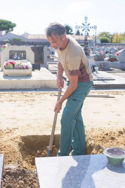 Cavar uma sepultura e coveiro — Fotografia de Stock