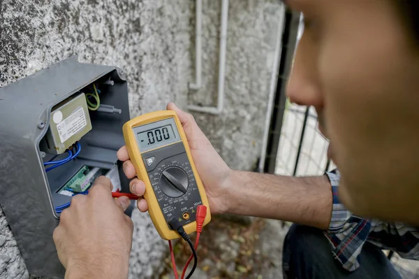 Meter reading człowieka i zbliżenie — Zdjęcie stockowe