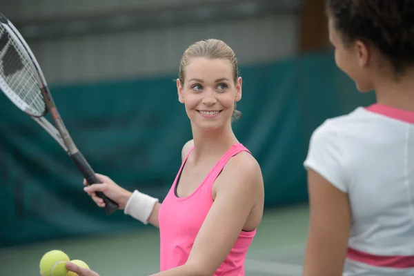 女子网球运动员开始在粘土球场 — 图库照片