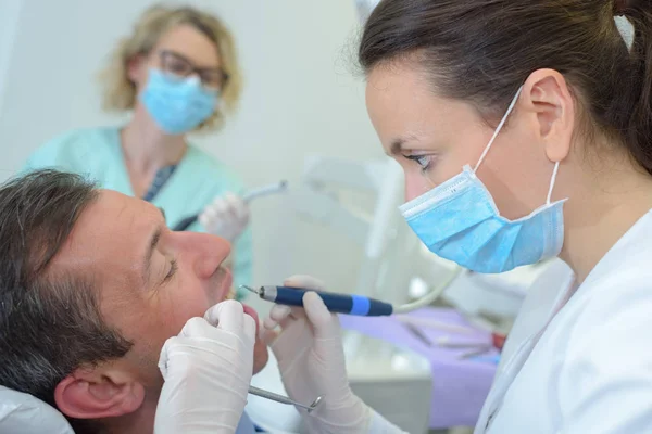Il paziente dentista e il dentista — Foto Stock