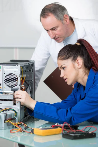 Junge Frau repariert einen Computer — Stockfoto