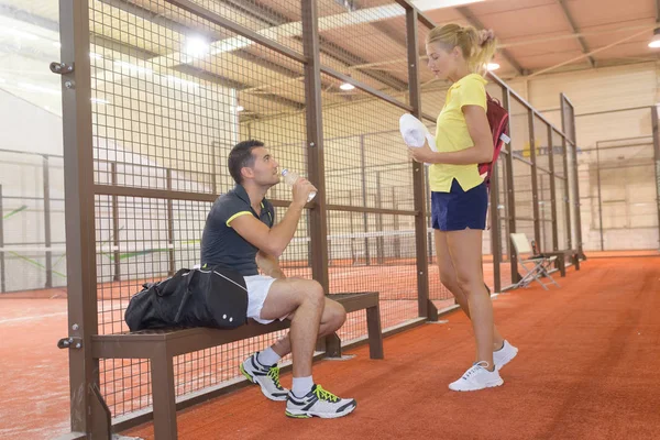 Coppia dopo partita di tennis — Foto Stock