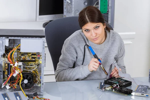 Porträt einer Frau mit Lötkolben — Stockfoto