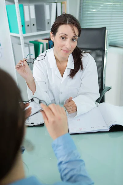 Oftalmologo femminile con occhiali su sfondo bianco — Foto Stock