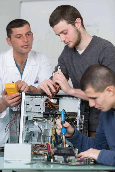 Montadores técnicos de informática e montar — Fotografia de Stock