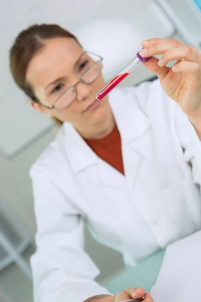 Médico com amostras de sangue — Fotografia de Stock