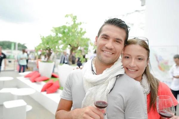 ワインを飲むカップルと若い — ストック写真