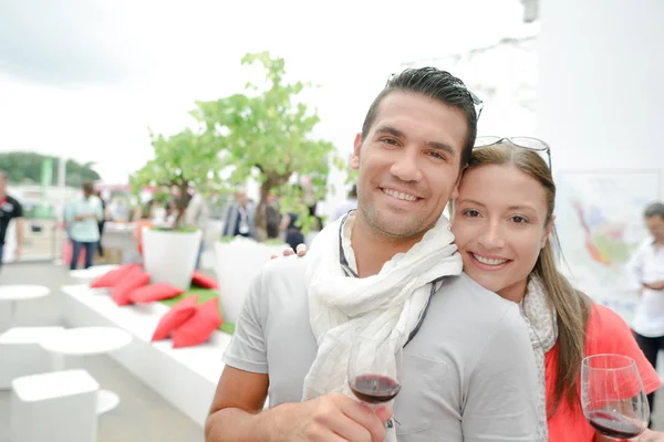 Pareja bebiendo vino y jóvenes — Foto de Stock