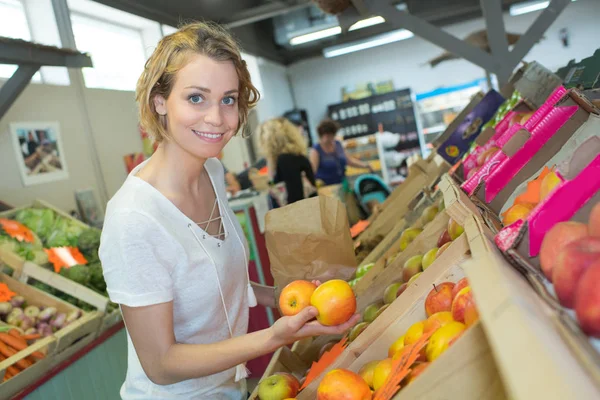 Porträt einer Frau, die Äpfel kauft — Stockfoto