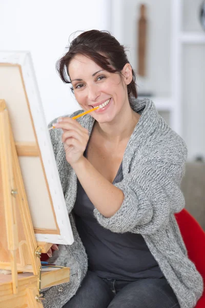 Pintor feminino feliz e feminino — Fotografia de Stock