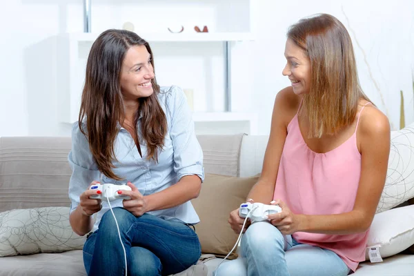 Melhores amigos jogando videogames — Fotografia de Stock