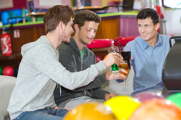 Trzech mężczyzn z napojami — Zdjęcie stockowe