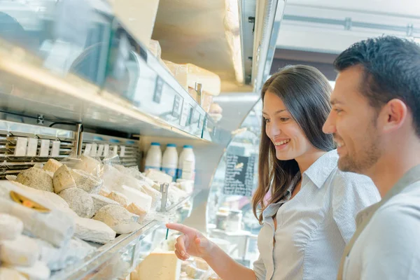 Casal navegando no corredor do queijo — Fotografia de Stock