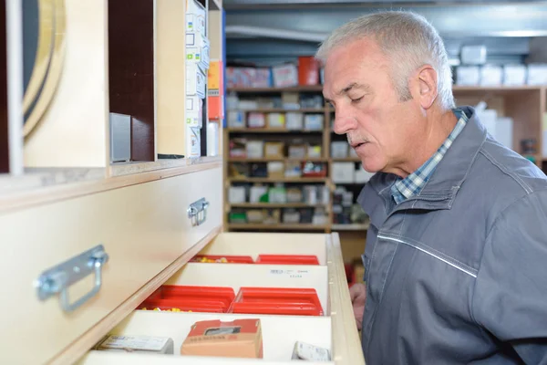 Senior professionelle Kfz-Mechaniker Wahl eines Werkzeugs — Stockfoto