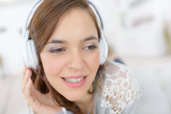 Portret zbliżenie atrakcyjna młoda kobieta z słuchawki — Zdjęcie stockowe