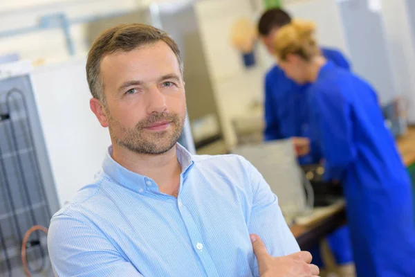 Portrait of instructor of electronics class — Stock Photo, Image