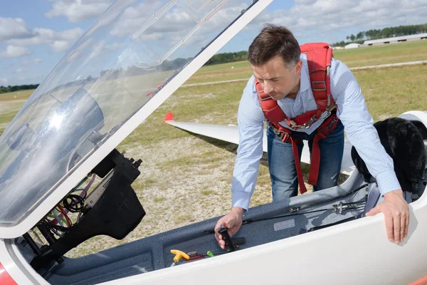 Hombre piloto entrando cerca de aviones pequeños —  Fotos de Stock