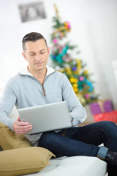 Hombre usando internet en Navidad —  Fotos de Stock