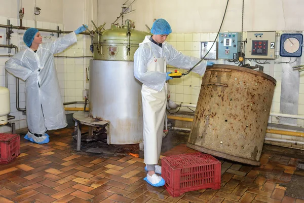 Arbeiter betätigt Steuerung der Bottiche in der Fabrik — Stockfoto