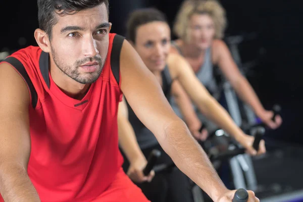 Hombre en la clase de spinning en un gimnasio — Foto de Stock