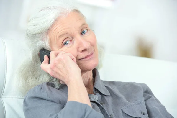 一个快乐的老年妇女在电话中的画像 — 图库照片
