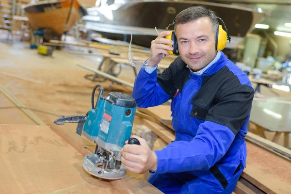 Scheepsbouwmeester poseren en glimlachen — Stockfoto