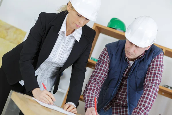 Pianificazione edilizia al lavoro — Foto Stock