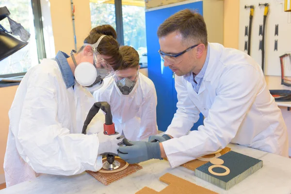 Met behulp van ademhaling masker en leerling — Stockfoto