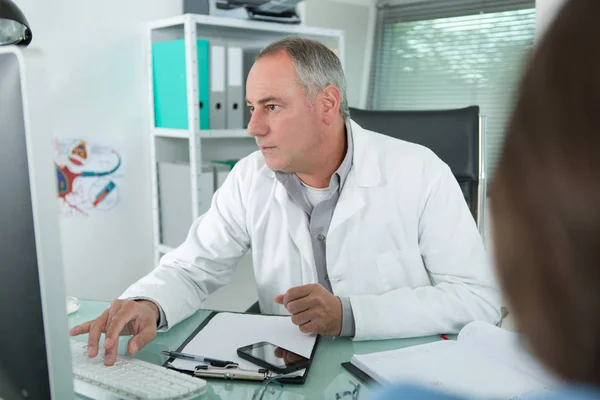 Trabalhador médico usando o computador durante a consulta — Fotografia de Stock