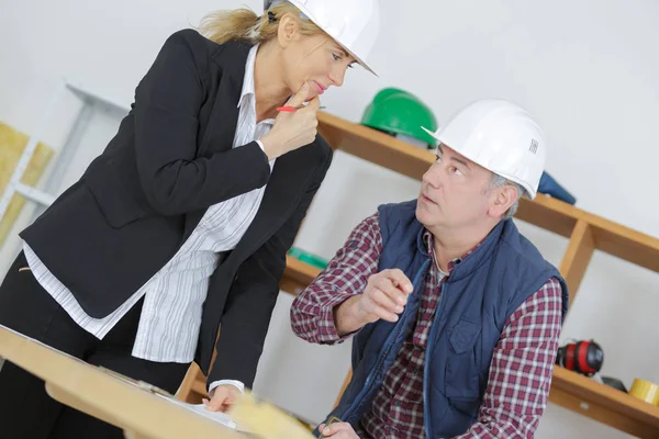 Aannemer en voorman met een bijeenkomst — Stockfoto