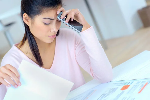 Vrouw doet rekeningen maken de nodige berekeningen — Stockfoto