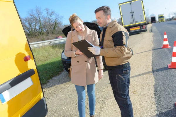 Evrak imzalamak için müşteri soran kurtarma sürücüsü — Stok fotoğraf