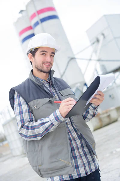 Umweltinspektor posiert und arbeitet — Stockfoto