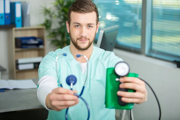 Ciśnienie krwi gospodarstwa pielęgniarka urządzenia pomiarowe — Zdjęcie stockowe