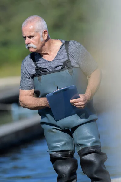 Hombre de negocios de acuicultura y acuicultura —  Fotos de Stock