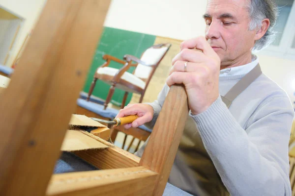 Handwerker mit Meißel und Meißel — Stockfoto