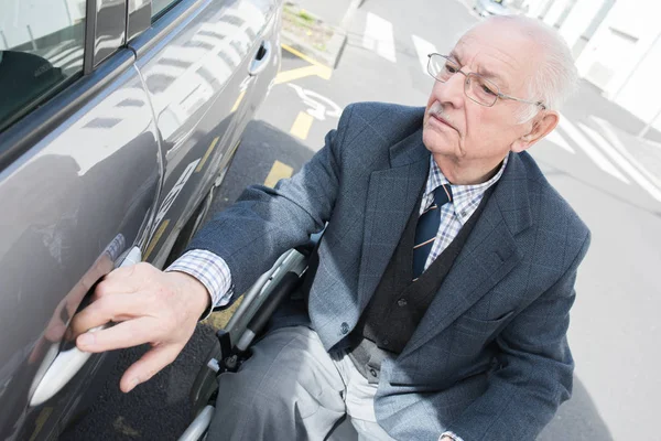 Man in a wheelchair ready to go in his car — Stock Photo, Image