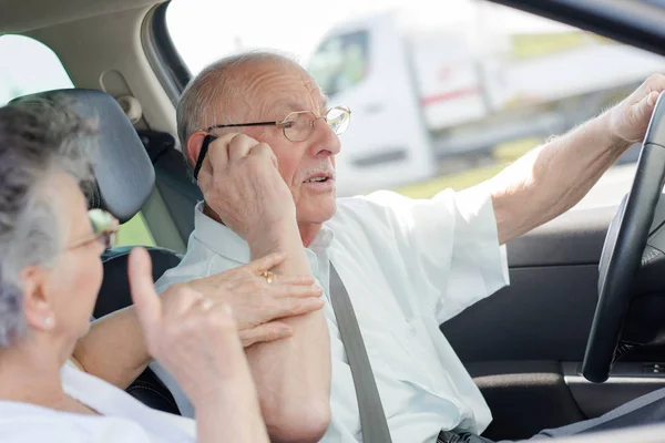 Dáma s manželem volání během jízdy — Stock fotografie