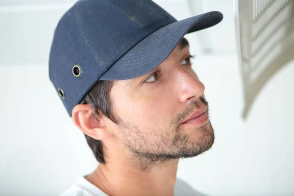 Hombre con gorra y retrato — Foto de Stock