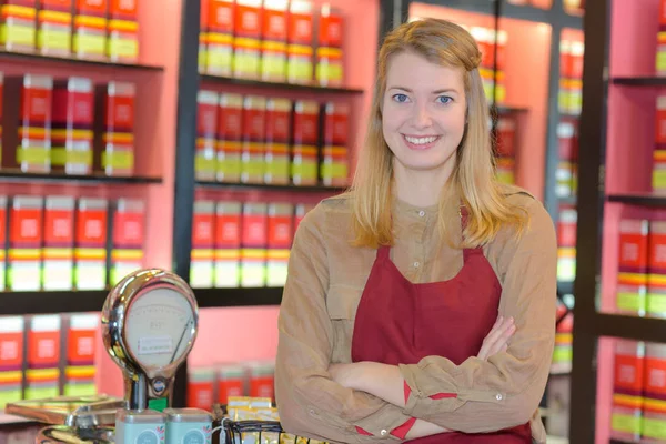 Retrato de mulher em delicatessen — Fotografia de Stock